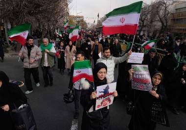 Manifestantes en la capital iraní sostienen pancartas con mensajes políticos y fotografías de víctimas durante las recientes jornadas de descontento social.