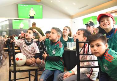 Saltillo Coahuila Mexico, sabado 26 de noviembre del 2022. Para disfrutar el partido de México vs Argentina parejas, grupos de amigos y familias asistieron a los principales restaurantes de la ciudad la tarde del sábado 26 de noviembre. Los asistentes disfrutaron de una cálida y emotiva reunión degustando las botanas, bebidas y los diferentes platillos acompañados con la emoción de ver al equipo de México jugar contra la selección de Argentina.