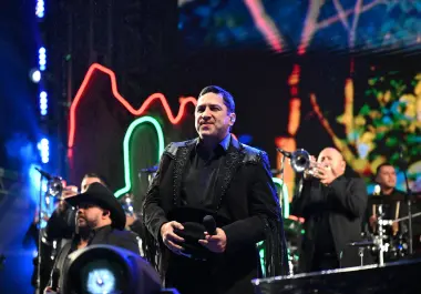 Fiesta. Entre aplausos, carteles y gritos de emoción, Julión Álvarez convirtió su presentación en uno de los momentos más esperados de la segunda jornada del Rodeo Saltillo.