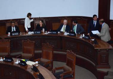 Las diputaciones podrán ser reelectas hasta por cuatro periodos consecutivos, mientras que los integrantes de los ayuntamientos podrán hacerlo hasta por dos.