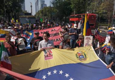 Manifestantes en la Ciudad de México sostienen banderas de Venezuela y pancartas en apoyo a la presidenta Claudia Sheinbaum, rechazando cualquier intento de intervención militar extranjera bajo el lema “México no se toca”.