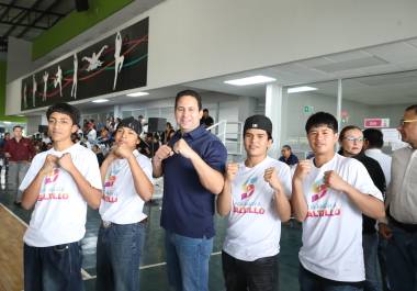 El alcalde Javier Díaz González durante el arranque del Torneo de Box “Auténticos Novatos”.