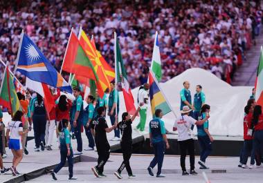 La entrada de los atletas mexicanos fue encabezada por el medallista de plata mexicano Marco Verde y la nadadora Nuria Diosdado.