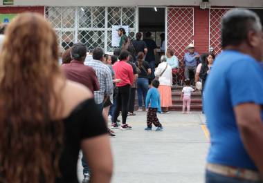 La asistencia a las urnas fue constante durante toda la jornada electoral, con una notable presencia de mujeres y adultos mayores desde las primeras horas.