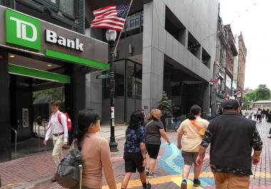 Peatones pasan frente a una sucursal del banco TD Bank, el 24 de junio de 2026, en Boston.