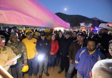 Equipos de brigadistas municipales, estatales, federales y voluntarios colaboran para controlar el incendio forestal.