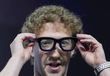 Mark Zuckerberg se coloca un par de gafas de realidad aumentada Orion en la conferencia Meta Connect.