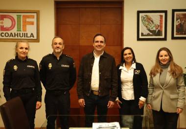 Liliana Salinas Valdés, presidenta honoraria del DIF Coahuila (segunda de derecha a izquierda), destacó la importancia de preparar al personal que atiende a mujeres en situación de violencia.