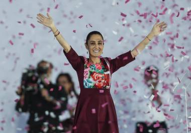La candidata a la presidencia de México por la coalición Sigamos Haciendo Historia, Claudia Sheinbaum, saluda en un acto por el arranque de su campaña este viernes, en el Zócalo de la Ciudad de México.