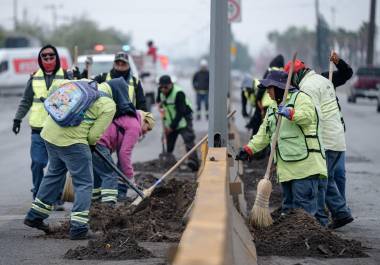 Cuadrillas mantienen labores de limpieza y mantenimiento en vialidades pese a las condiciones climáticas.