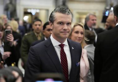 “Los que anhelan la paz se preparan para la guerra. Por eso estamos reconstruyendo nuestro ejército”, dijo Hegseth.