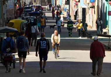 El goteo de petróleo que llega a la nación caribeña altera la cotidianidad de sus habitantes, transformando el paisaje urbano hacia una movilidad predominantemente peatonal y en bicicleta.