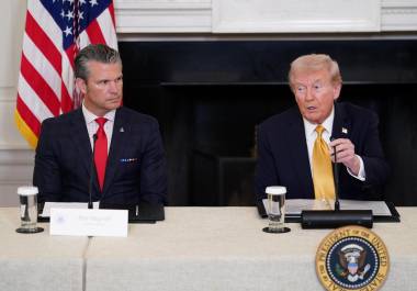 El secretario de Defensa de Estados Unidos, Pete Hegseth, escucha al presidente Donald Trump durante una mesa redonda con el Grupo de Trabajo de Seguridad Nacional e la Casa Blanca en Washington, DC..