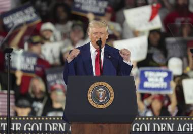 Trump dijo que México y Canadá han acaparado el negocio automotriz.