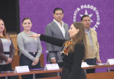 Katy Salinas, nueva Fiscal de las Mujeres y la Niñez en Coahuila, durante su toma de protesta en un evento encabezado por autoridades locales y estatales.