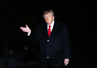 El presidente Donald Trump regresa a la Casa Blanca luego de un viaje a Clarksville, Tennessee, en el jardín sur de la Casa Blanca, el sábado 10 de octubre de 2026, en Washington.