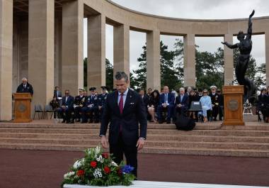 El secretario de Defensa, Pete Hegseth, deposita una corona de flores en el cementerio estadounidense para conmemorar el 82.º aniversario del desembarco de Normandía, en Colleville-sur-Mer, Normandía, Francia.