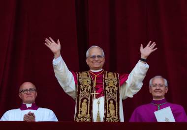 Recién elegido, el papa León XIV saluda desde el balcón de la Basílica de San Pedro del Vaticano, el 8 de mayo de 2025.