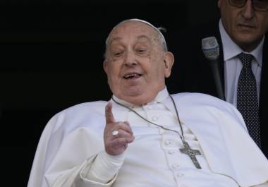 El papa Francisco hace un gesto al asomarse en un balcón de la Policlínica Agostino Gemelli en Roma, el domingo 23 de marzo de 2025, donde está ingresado por bronquitis y neumonía bilateral desde el 14 de febrero. FOTO: