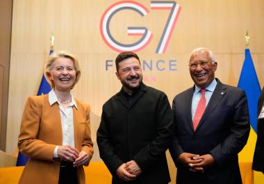 El presidente ucraniano Volodymyr Zelenskyy con la presidenta de la Comisión Europea Ursula von der Leyen y el presidente del Consejo Europeo Antonio Costa en Evian-les-Bains, Francia, informó AP.