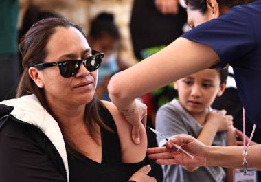 Vecinos de distintas colonias acudieron desde temprana hora al módulo instalado en Alsuper Mirasierra para recibir la vacuna contra el sarampión.