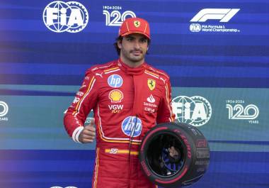 Carlos Sainz, por su parte, se destacó al conseguir la Pole Position con un tiempo impresionante.