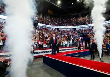 El expresidente Donald Trump en un mitin de campaña en el Georgia State University Convocation Center de Atlanta, el sábado.