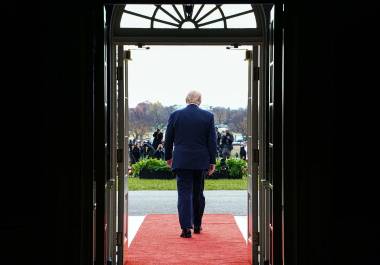 En su primer año de regreso al cargo, el Sr. Trump ha adoptado sin complejos los atributos de la realeza, al tiempo que ha ejercido su poder para transformar el gobierno y la sociedad estadounidenses a su antojo.