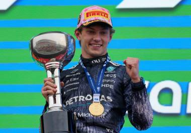 Kimi Antonelli celebró en Suzuka una victoria histórica que lo convirtió en el líder más joven del Mundial de Fórmula 1, confirmando su explosivo arranque en la temporada 2026.