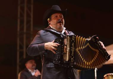 Cada una de las canciones de Pesado fueron coreadas por los asistentes a la ceremonia del Grito de Independencia.