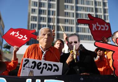 Manifestantes anti-Netanyahu con máscaras del primer ministro israelí, Benjamin Netanyahu, y el presidente Isaac Herzog protestan después de la solicitud de indulto de Netanyahu en Tel Aviv, Israel.