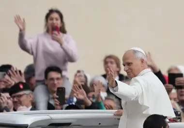 El papa León XIV saluda con la mano a su llegada a la audiencia general semanal en la plaza de San Pedro, en el Vaticano, el miércoles 28 de octubre de 2026.