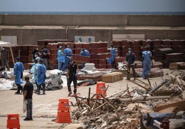 Ante la previsión de que la cifra de víctimas siga aumentando, las morgues improvisadas se han llenado con cuerpos recuperados de entre los escombros. La ONU está adquiriendo miles de bolsas para cadáveres para poder gestionar de forma digna y sanitaria esta trágica situación.