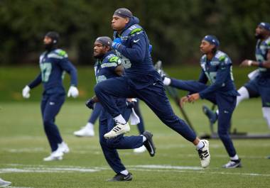 Elijah Arroyo,de los Seattle Seahawks está listo para inscribir su nombre entre los ganadores del Super Bowl LX; al menos ya consiguió estar presente en el partido contra los New England Patriots.