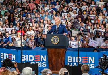 El presidente estadounidense Joe Biden (c) habla ante la multitud durante un evento de campaña en el edificio Jim Graham en el recinto ferial del estado de Carolina del Norte en Raleigh, Carolina del Norte.