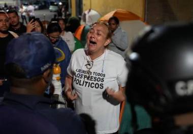 Evelis Cano, madre del preso político Jack Tantak Cano, apela a la policía frente al centro de detención Zona 7 en Caracas.