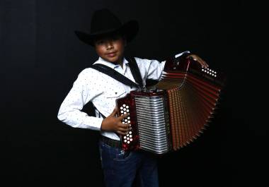 10 de diciembre del 2025 Para la sección VMas, nota del reportero @mmarines. Título: Edgar toco BPulido. Saltillo, Coahuila 10 diciembre. Fotos del niño Edgar que tocó el tema “Voy Desvelado”, en el concierto de Bobby Pulido, realizado en el Estadio Francisco I. Madero en Saltillo, Coahuila. Edgar tocó el tema “Voy Desvelado”, junto a Bobby Pulido.