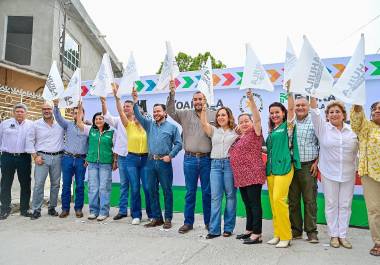 El alcalde Carlos Villarreal (séptimo de derecha a izquierda) da el banderazo de inicio a la pavimentación en la colonia El Pueblo, acompañado por vecinos y autoridades municipales.