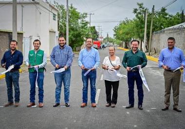 El gobernador Manolo Jiménez (C) encabezó la entrega de la arteria repavimentada en Monclova.