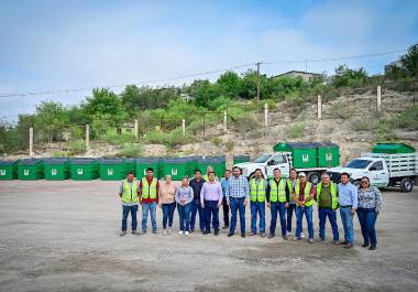 El alcalde Carlos Villarreal entrega contenedores de basura como parte del plan para fortalecer la limpieza urbana y el orden en Monclova.