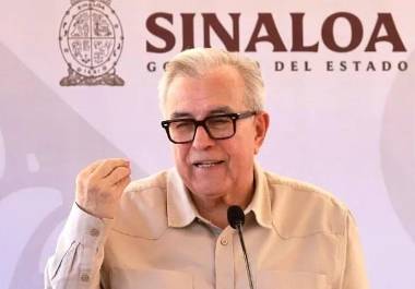 El gobernador de Sinaloa, Rubén Rocha Moya, enfrenta una nueva presión política tras darse a conocer una presunta solicitud de detención provisional con fines de extradición.