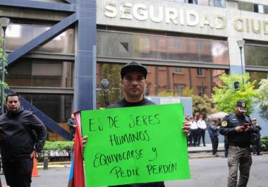 El policía Jorge Luis López Villegas, el cual se encuentra suspendido luego de participar en un video para adultos en las instalaciones del Metro, se manifestó afuera de la SSC para pedir que no se le expulse de la policía capitalina.