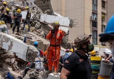 Un miembro de Topos Azteca trabajando entre los escombros el miércoles en Cali, Colombia.