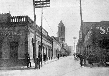 Esquina de Juárez y Allende recién pavimentada, centro de la ciudad y del ambiente cultural.