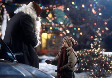 En esta emotiva escena de ‘Solo en casa’ (1990), Kevin McCallister (Macaulay Culkin) le confiesa a Santa Claus que su único deseo para la Navidad no es recibir regalos, sino recuperar a su familia. A pesar de estar rodeado de luces y decoración navideña, y de enfrentarse a situaciones cómicas y caóticas, lo que más anhela Kevin es poder reunirse con los suyos. © 1990 20th Century Fox.