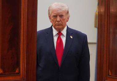 El presidente Donald Trump llega desde el Salón Azul para hablar sobre la guerra de Irán en el Corredor Estatal de la Casa Blanca, el miércoles 1 de abril de 2026, en Washington. (AP Foto/Alex Brandon, Pool)