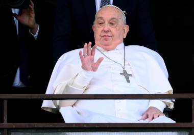 El Papa Francisco saluda y bendice a los fieles desde el balcón del hospital Gemelli donde ha estado hospitalizado, en Roma, Italia. Ha sido dado de alta el 23 de marzo con una prescripción de al menos dos meses de convalecencia, después de cinco semanas en el hospital por una neumonía bilateral.