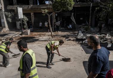 Trabajadores en el lugar de un ataque aéreo israelí en Beirut, Líbano. El ataque generó más dudas sobre la firma del acuerdo de alto el fuego prometido.