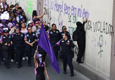 Algunos colectivos consideran que la presencia de policías modifica el carácter político de la protesta.