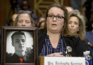 Bridgette Norring fundadora de la Fundación Devin J. Norring, cuyo hijo Devin murió a los 19 años en 2020 después de tomar fentanilo, durante una audiencia del Comité Judicial del Senado sobre el fentanilo.